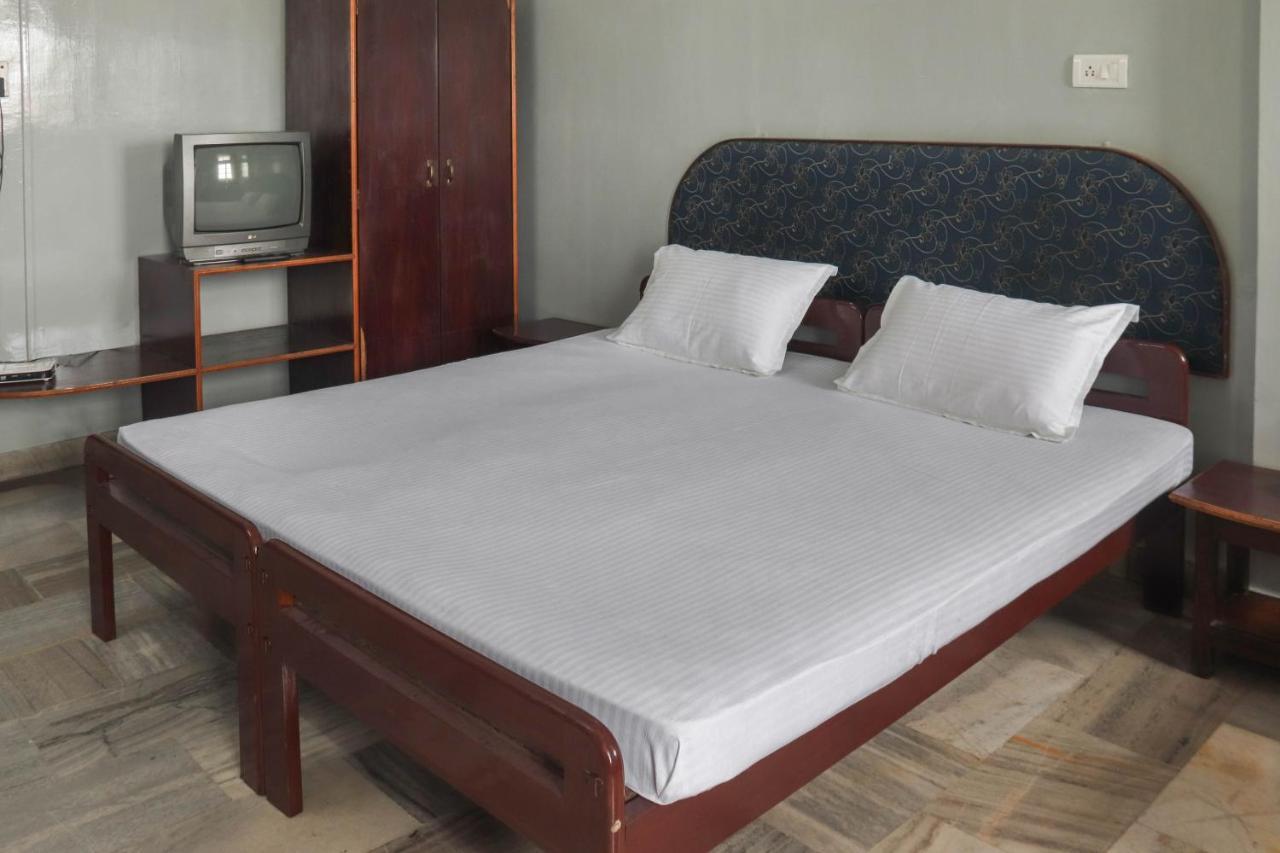 Spot On 49477 Hotel Galaxy Dimapur Bagian luar foto